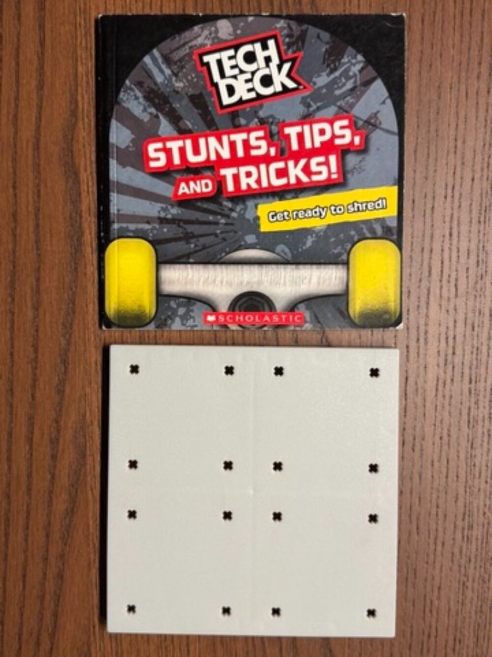 TECH DECK Fingerboarding Stunts Tips Tricks Mini Book + Plastic Base Replacement